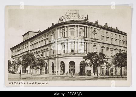 Hotel Europejski at Krakowskie Przedmieście, Varsovie ; photographe, publié par Wydawnictwo Salonu Malarzy Polskich Kraków ; architecture ; Hotels ; Hotel Europejski Varsovie ; Varsovie Masovian Voïvodie; architecture polonaise ; enseignes au néon ; ; carte postale collée au support avec deux bandes sur le côté le plus court ; 1939/1940, Cracovie ; carte postale ; hauteur 9 cm; largeur 14 cm, Une photographie en noir et blanc d'un grand bâtiment d'angle à plusieurs étages avec des caractéristiques architecturales classiques, y compris des ouvertures cintrées au rez-de-chaussée, de hautes fenêtres rectangulaires et cintrées, des pilastres et des corniches décoratives ; une enseigne métallique sur le toit Banque D'Images