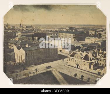 Vue depuis la lanterne de l'église luthérienne évangélique de la Sainte Trinité vers la place saxonne aujourd'hui place Józef Piłsudski, Varsovie. Photographe : Karol Beyer 1818-1877. Photographie positive colorée, 1858. Offre un panorama de la ville, notamment la place Saxon, l'Hotel Europejski et la rue Królewska. Coins du papier coupés en diagonale. Tirage photographique sur papier, 18,8 × 24,5 cm., vue aérienne d'une zone urbaine montrant un groupe de bâtiments à plusieurs étages avec des toits inclinés et plats dans les tons beige, brun, brun et gris foncé, avec quelques toits de couleur ardoise plus foncée ; une grande place ouverte ou une cour entre les bâtiments Banque D'Images