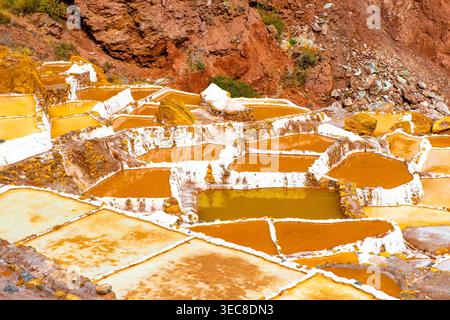 Les terrasses de sel de Maras brillent un jour ensoleillé au Pérou Banque D'Images