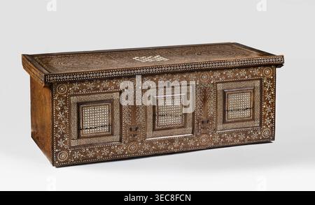 Coffre, provenance de reprise notée, ornements géométriques, décoration végétale, ornement de vase, échecs, jeux. COFFRE sur une base de table, incrusté de marqueterie selon la technique de la cérosine ; cuboïde avec un couvercle plat bordé sur trois côtés de moulures. Avant divisé en trois carrés par des moulures. Pièce entière sculptée dans le massif, imitant la construction cadre et panneau. Couvercle sur les deux côtés et le devant richement décoré de veines et d'ornementation. XVIe siècle, Venise. Meubles ; meubles de jeu ; meubles de rangement. Dimensions : hauteur 45 cm, largeur 125 cm, profondeur 52,8 cm., Un coffre rectangulaire en bois avec Banque D'Images