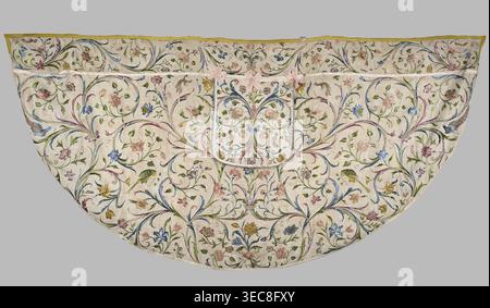 Cope, Cope en tissu de soie brodée avec doublure en lin ; le dos en soie de la broderie s’est effrité et la broderie est préservée grâce à un dos en lin caché sous la soie. Décoration brodée couvre entièrement la surface avec un motif de vrilles feuillus et fleurs roses, tulipes, œillets. Des silhouettes d'oiseaux — paons, perroquets, dindes et autres — ornent les branches. Bords garnis de tresse de soie jaune ; capuche ornée de noeuds conservés de ruban de soie rose. XVIIIe siècle, Silésie. Le vêtement liturgique. Dimensions : longueur 139 cm, largeur 287 cm., Un textile semi-circulaire Banque D'Images