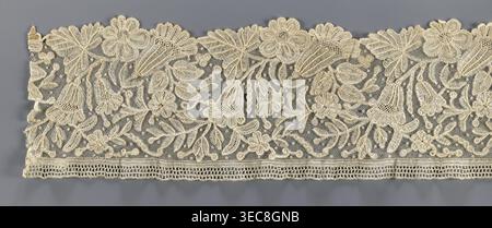 Fragment de dentelle, dentelle de bobine avec bords en relief faite avec une aiguille sur un fond de tulle, avec un motif de grandes fleurs rosettes et cloches et feuilles. XIXe siècle, Bruxelles. Dentelle, tissu ; largeur 15 cm, longueur 110 cm., Une longueur horizontale de dentelle de couleur blanc cassé à crème repose sur un fond gris, montrant un fond en filet ajouré orné d'un motif floral et de feuilles en coutures cordées surélevées ; de grandes fleurs stylisées, des fleurs en forme de cloche, des grappes de petits bourgeons ronds et des feuilles allongées forment un motif répétitif global, avec des bords supérieurs festonnés et un bord inférieur droit Banque D'Images