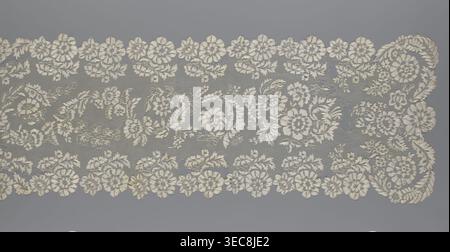 Châle, châle ; accessoire vestimentaire ; vêtements pour femmes ; mode; dentelle à bords dentelés ; éléments de conception : brindilles avec deux fleurs dans les coudes et brindilles de fleurs recourbées dans la partie centrale ; XIXe siècle, Europe ; longueur 48 cm, largeur 260 cm., L'image montre une longueur de dentelle à motifs complexes posée à plat sur un fond lisse. La dentelle présente un motif floral répétitif avec un bord festonné composé de formes de fleurs rondes et de volutes feuillues ; entre les pétoncles se trouvent des guirlandes de fleurs et de feuillage tissés dans un sol net fin. Quelques grappes florales plus grandes et des feuilles stylisées forment un Banque D'Images