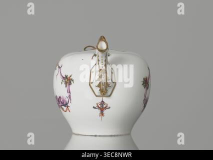 Théière avec couvercle, Koenigliche Porzellain fabrique, Meissen (1710-1763) ; vers 1750. Théière en porcelaine avec ventre sphérique effilé vers la base et aplati en haut ; couvercle plat encastré avec poignée en forme de cône de pin. Poignée bipartite avec supports de rocaille appliqués fixés au ventre avec des volutes ; bec zoomorphe avec motifs acanthus en relief et tête de bec avec bouche large ouverte. Les deux côtés du corps portent des cadres de cartouche avec des draperies violettes suspendues par de petits bouquets de fleurs et de rocailles sèches, surmontés et bas sur l'axe de symétrie par des draperies rouge brique suspendues à des branches de plantes. Banque D'Images
