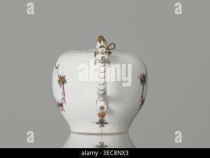 Théière avec couvercle, Koenigliche Porzellain fabrique, Meissen (1710-1763) ; vers 1750. Théière en porcelaine avec ventre sphérique effilé vers la base et aplati en haut ; couvercle plat encastré avec poignée en forme de cône de pin. Poignée bipartite avec rocaille en plastique, montée sur le ventre avec volutes. Bec zoomorphe avec motifs de feuilles d'acanthus en relief et tête de bec avec bouche large ouverte. Sur les deux côtés du corps se trouvent des cadres de cartouche avec des draperies violettes suspendues sur les côtés par de petits bouquets de fleurs et de rocailles sèches, surmontés et bas sur l'axe de symétrie avec du rouge brique Banque D'Images