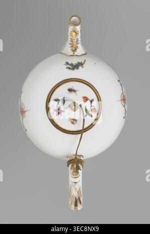 Théière avec couvercle, Koenigliche Porzellain fabrique, Meissen (1710-1763) ; vers 1750. Théière en porcelaine avec un ventre sphérique effilé vers la base et aplati en haut ; couvercle plat encastré avec poignée en forme de cône de pin ; poignée bipartite avec rocaille modelée, montée avec volutes ; bec zoomorphe avec motifs acanthus en relief et bec verseur avec bouche large ouverte. Les deux côtés du corps portent des cadres de cartouche avec deux draperies violettes suspendues sur les côtés par de petits bouquets de fleurs et de rocailles sèches, surmontées et basses sur l'axe de symétrie par des draperies rouge brique suspendues par la plante Banque D'Images