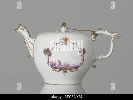Théière avec couvercle, Koenigliche Porzellain fabrique, Meissen (1710-1763) ; vers 1750. Théière en porcelaine avec un ventre sphérique effilé vers la base et aplati en haut, avec un couvercle plat encastré surmonté d'une poignée en forme de cône de pin. Poignée bipartite avec rocaille en plastique, montée sur le ventre avec volutes. Bec zoomorphe avec motifs de feuilles d'acanthus en relief et tête de bec avec bouche large ouverte. Les deux côtés du corps présentent des cadres de cartouche montrant deux draperies violettes suspendues aux côtés par de petits bouquets de fleurs et de rocailles sèches, surmontées et basses sur l'axe de symétrie par des briques. Banque D'Images