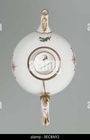 Théière avec couvercle, Koenigliche Porzellain fabrique, Meissen (1710-1763) ; vers 1750. Théière en porcelaine avec ventre sphérique effilé vers la base et aplati en haut ; couvercle plat encastré avec poignée en forme de cône de pin. Manche bipartite avec rocaille en plastique, monté avec volutes ; bec zoomorphe avec motifs acanthus en relief et tête de bec large ouverte. Sur les deux côtés du corps se trouvent des cadres de cartouche avec des draperies violettes suspendues à de petits bouquets de fleurs et de rocailles sèches ; des draperies rouge brique sur l'axe de symétrie. Dans les cartouches sont pourpres camaïeu paysages miniatures avec Banque D'Images