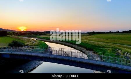 Vue aérienne par drone du pont sur la rivière Adur près d'Upper Beeding West Sussex au coucher du soleil Banque D'Images