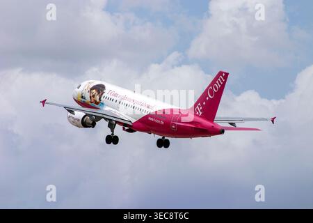 Airbus A319-112 de Germanwings (REG : d-AKNR) dans une palette de couleurs spéciale www.t-com.de décollant de la piste 31. Banque D'Images