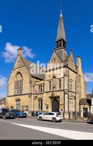 St Edwards Hall, voitures, place du marché, Stow-on-the-Wold, les Cotswolds, Angleterre, Grande-Bretagne Banque D'Images