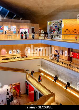 Les visiteurs du Design Museum, un musée consacré au design contemporain fondé en 1989 par Sir Terence Conran, situé à Kensington, Londres, Royaume-Uni Banque D'Images