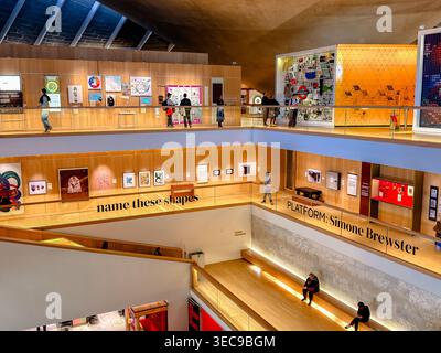 Les visiteurs du Design Museum, un musée consacré au design contemporain fondé en 1989 par Sir Terence Conran, situé à Kensington, Londres, Royaume-Uni Banque D'Images