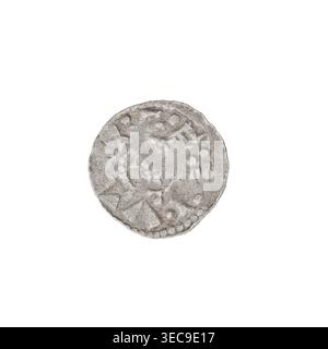 Denarius (type princier), Bolesław II le Téméraire (roi de Pologne ; 1058-1079). Type princier avec chevaux, lances, têtes, boucliers. Avers : tête tournée vers la gauche avec inscription autour du bord. Revers : cavalier avec lance et bouclier vers la gauche ; six points derrière le cavalier, un point sous le cheval. Date : 1058-1076. Pologne, Kraków. Pièce de monnaie ; poids 0,52 g ; axe 45°., Un seul objet rond ressemblant à une pièce de monnaie usée repose sur un fond blanc ; l'objet montre une surface texturée et inégale avec des zones en relief et en retrait, des bords usés, et un aspect métallique global dans les nuances de gris et d'argent avec Banque D'Images