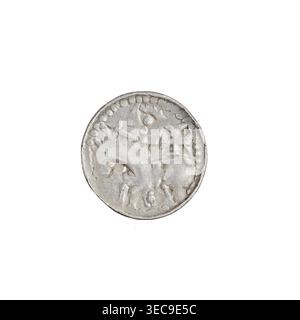 Denarius (type princier) de Bolesław II le Téméraire (roi de Pologne ; 1058-1079). Type princier représentant des chevaux, des boucliers, des lances, des têtes. Avers : tête vers la gauche, inscription autour du bord. Revers : cavalier avec lance et bouclier à gauche, une croix derrière le cavalier, une rosette sous le cheval. Date : 1058-1076. Pologne, Kraków. Pièce de monnaie ; poids 0,54 g ; axe 45 degrés., Un objet métallique rond avec une surface altérée et inégale et un rebord surélevé, principalement argenté et gris en couleur, avec des formes irrégulières en relief et des indentations texturées sur sa face ; la zone centrale montre quelques courbes et Banque D'Images