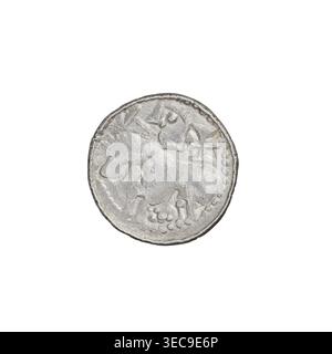 Denarius (type princier) de Bolesław II le Téméraire (roi de Pologne, R. 1058-1079). Pièce de monnaie de type princier représentant des chevaux, des boucliers et des têtes. Avers : illisible. Revers : cavalier avec lance et bouclier vers la gauche ; une croix derrière le cavalier et une rosette sous le cheval. Date : 1058-1076. Lieu : Kraków, Pologne. Pièce de monnaie ; poids 0,68 g., Un seul objet métallique rond avec une surface usée et texturée se trouve sur un fond blanc ; l'objet est principalement gris argenté avec des zones grises légèrement plus foncées et de subtiles notes de blanc cassé ; son bord montre un rebord surélevé et une bordure intérieure perlée, et le visage contient Banque D'Images