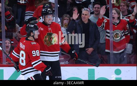 Les joueurs des Blackhawks de Chicago Connor Bedard (98) et Louis Crevier célèbrent le but de Crevier contre les Sharks de San Jose au United Center à Chicago le 15 avril 2026. Le but a contribué à la performance des Blackhawks dans leur match de la Ligue nationale de hockey (LNH) contre les Visiting Sharks. (Photo de Chris Sweda/Chicago Tribune/TNS/Sipa USA) Banque D'Images