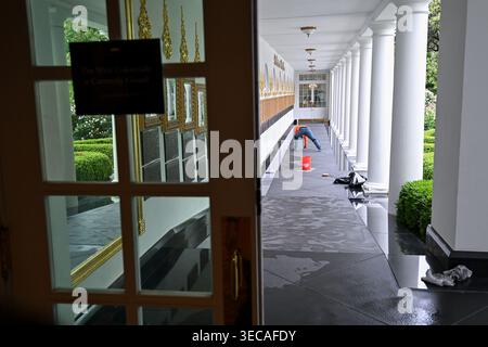 Washington, États-Unis. 29 avril 2026. Le personnel de construction travaille le long de la colonnade de la Maison Blanche à Washington, DC, US, le mercredi 29 avril, 2026. photo de Graeme Sloan/UPI crédit : UPI/Alamy Live News Banque D'Images