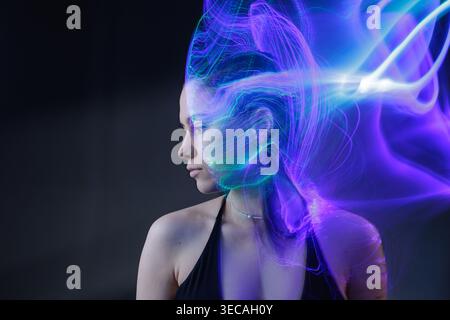 Portrait féminin avec ondes de lumière verte visualisant l'intelligence artificielle, les réseaux neuronaux et l'activité cérébrale. Banque D'Images