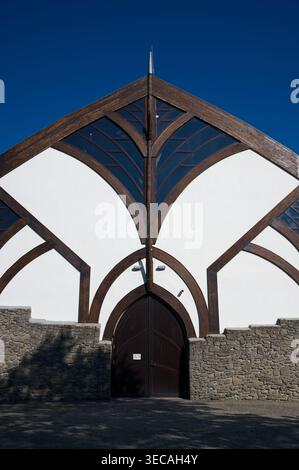 Visegrad, Hongrie - 18 avril 2026 : vue verticale de la salle de sport locale, avec des éléments architecturaux organiques dans le style d'Imre Makovecz. Banque D'Images