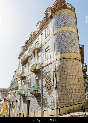 Immeuble résidentiel recouvert de tuiles azulejos décoratives et de balcons à Lisbonne, Portugal. Banque D'Images