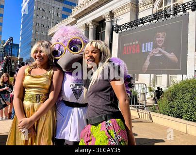 Harriet Shange-Watkins, 11 ans, et sa mère, Savannah Shange d'Oakland, ont été prises en photo avec la mascotte Violet des Golden State Valkyries avant le début du rassemblement de célébration d'Alicia Liu au Frank Ogawa Plaza à Oakland, Californie, le jeudi 12 mars 2026. (Photo de Ray Chavez/Bay Area News Group/TNS/SIPA USA) Banque D'Images