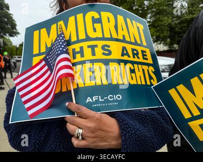 Washington, District de Columbia, États-Unis. 28 avril 2026. Une foule de centaines de personnes, venant aussi loin que la Californie, l'Arkansas et le Massachusetts, se rassemblent devant la Cour suprême des États-Unis pour maintenir le programme de statut de protection temporaire (TPS) en place. L’affaire dont la Cour est saisie est Mullin c. Doe, qui porte sur les administrationÃs efforts de Trump pour mettre fin au TPS pour des milliers de Syriens et d’Haïtiens vivant actuellement aux États-Unis. (Crédit image : © Sue Dorfman/ZUMA Press Wire) USAGE ÉDITORIAL SEULEMENT ! Non destiné à UN USAGE commercial ! Banque D'Images