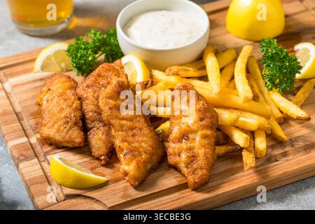 Poisson et frites à la bière anglaise maison avec sauce tartare Banque D'Images