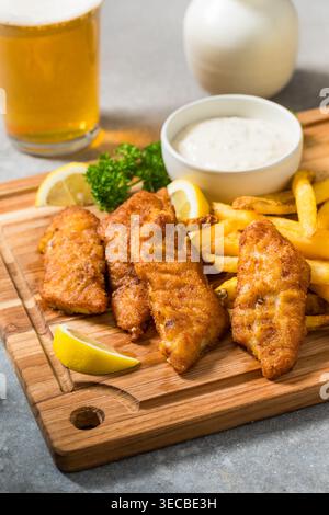 Poisson et frites à la bière anglaise maison avec sauce tartare Banque D'Images