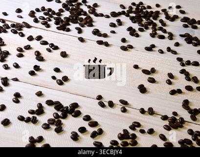 Une tasse de café ou une tasse faite de moulins de café entouré de grains de café Banque D'Images