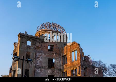 Dôme de la bombe atomique au crépuscule, faisant partie du parc commémoratif de la paix d'Hiroshima à Hiroshima, Japon. Banque D'Images