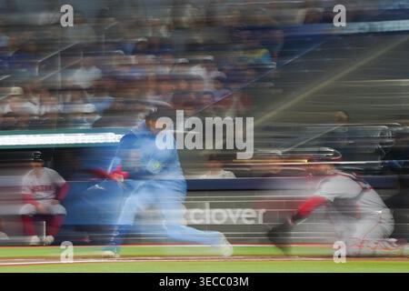 Toronto, Ontario, Canada. 29 avril 2026. Ernie Clement #22 des Blue Jays de Toronto et Connor Wong #12 des Red Sox de Boston attendent pour le ballon au Rogers Centre pendant le match entre les Blue Jays de Toronto et les Red Sox de Boston. Le 29 avril 2026 Toronto, Ontario, Canada. (Crédit image : © Leonardo Ramirez/eyepix via ZUMA Press Wire) USAGE ÉDITORIAL SEULEMENT ! Non destiné à UN USAGE commercial ! Banque D'Images