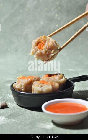 Savoureuse coupe de boulettes siomay avec baguettes, plat de style indonésien. Banque D'Images