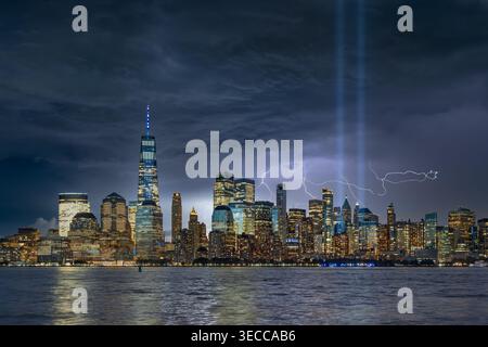 Les gratte-ciel nocturnes de Lower Manhattan et la foudre frappent pendant un orage. Quartier financier et Tribute in Light Memorial, New York Banque D'Images