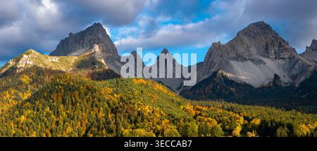 Vue aérienne de la Jarjatte dans le massif de la Devoluy, Drôme, France. Forêt d'automne, sommets calcaires et vallée alpine dans le Vercors, Alpes françaises Banque D'Images
