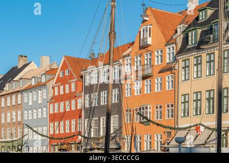 Maisons historiques dans le quartier de Nyhavn, Copenhague, architecture traditionnelle danoise, bâtiments au bord de l'eau, vue latérale sur le canal Banque D'Images
