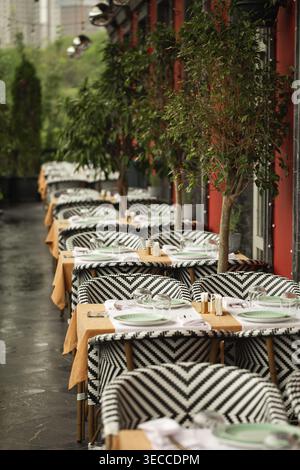 Terrasse extérieure du restaurant avec tables et chaises Banque D'Images