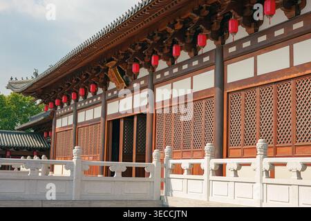 Bâtiment chinois traditionnel orné de lanternes rouges éclatantes et de fenêtres en treillis complexes à Hangzhou, en Chine Banque D'Images