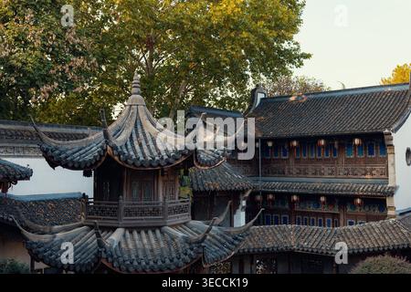 Architecture chinoise traditionnelle présentant des toits à plusieurs niveaux et des lanternes rouges suspendues à Hangzhou, en Chine Banque D'Images