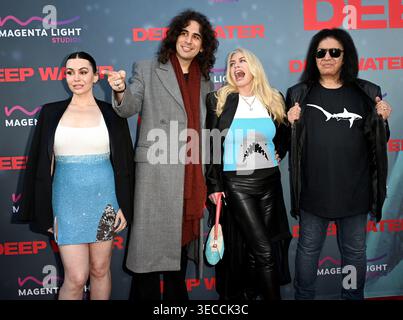 Sa fille Sophie Simmons, Sone Nick Simmons, sa femme/mère Shannon Tweed et le musicien/producteur Gene Simmons assistent à la première de Magenta Light Studios 'Deep Water' à Los Angeles, au Paramount Theater le 27 avril 2026 à Los Angeles, Californie. ÉTATS-UNIS Banque D'Images