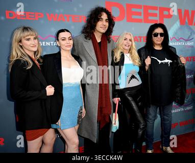Cousine, Sophie Simmons, Nick Simmons, Shannon Tweed et le producteur Gene Simmons assistent à la première de Los Angeles de Magenta Light Studios 'Deep Water' qui s'est tenue au Paramount Theater . Banque D'Images