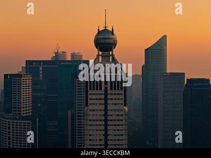 Hangzhou, Chine - 23 novembre 2025 : lever du soleil sur le paysage urbain de Hangzhou vu d'en haut avec gratte-ciel et lumière tôt le matin Banque D'Images