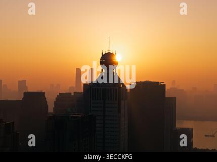 Lever du soleil sur le paysage urbain de Hangzhou vu d'en haut avec gratte-ciel et lumière tôt le matin Banque D'Images