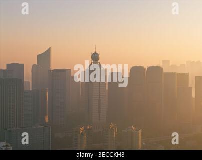 Lever du soleil sur le paysage urbain de Hangzhou vu d'en haut avec gratte-ciel et lumière tôt le matin Banque D'Images
