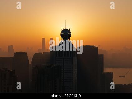Lever du soleil sur le paysage urbain de Hangzhou vu d'en haut avec gratte-ciel et lumière tôt le matin Banque D'Images