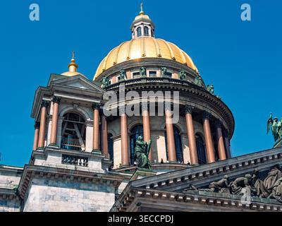 Saint-Pétersbourg, Russie - 05 juillet 2021 : vue détaillée du majestueux dôme doré et de la façade de la cathédrale Isaacs de Saint-Pétersbourg en Russie Banque D'Images