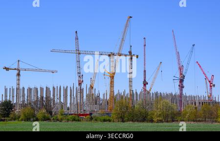 29 avril 2026, Brandebourg, Lübbenau : plusieurs grues se tiennent sur le grand chantier de construction d'un centre de données Schwarz Group. Le groupe Schwarz, société mère de Lidl et Kaufland, investit 11 milliards d’euros dans un nouveau centre de données ici, en bordure du Spreewald. La première pierre a été posée en novembre 2025. Deux milliards et demi seront consacrés à la construction, le reste à l'infrastructure INFORMATIQUE ; il n'y a pas de financement public. Le centre de données Schwarz digits sera achevé d'ici la fin de 2027, alimenté en électricité à partir de sources renouvelables et prévu pour environ 200 mégawatts et jusqu'à 100 000 speci Banque D'Images