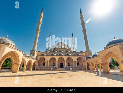 Grozny, Russie - 30 juillet 2021 : majestueuse mosquée Akhmad Kadyrov avec d'imposants minarets et dômes par une journée ensoleillée Banque D'Images