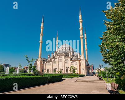 Grozny, Russie - 30 juillet 2021 : majestueuse mosquée Akhmad Kadyrov avec d'imposants minarets et dômes par une journée ensoleillée Banque D'Images