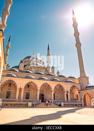 Grozny, Russie - 30 juillet 2021 : majestueuse mosquée Akhmad Kadyrov avec d'imposants minarets et dômes par une journée ensoleillée Banque D'Images